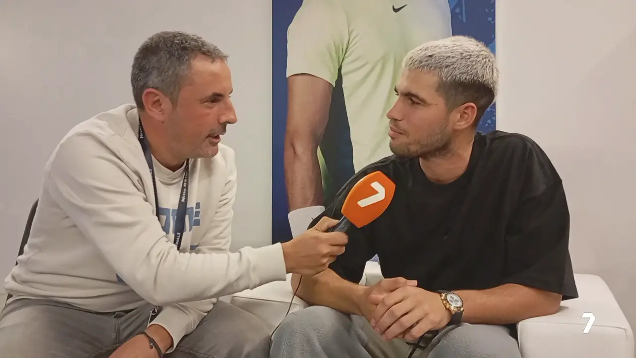 &Aacute;ngel Garc&iacute;a entrevista a Carlos Alcaraz tras recibir el t&iacute;tulo 'N&uacute;mero 1 del Ranking ATP en 2025' (foto: La 7)