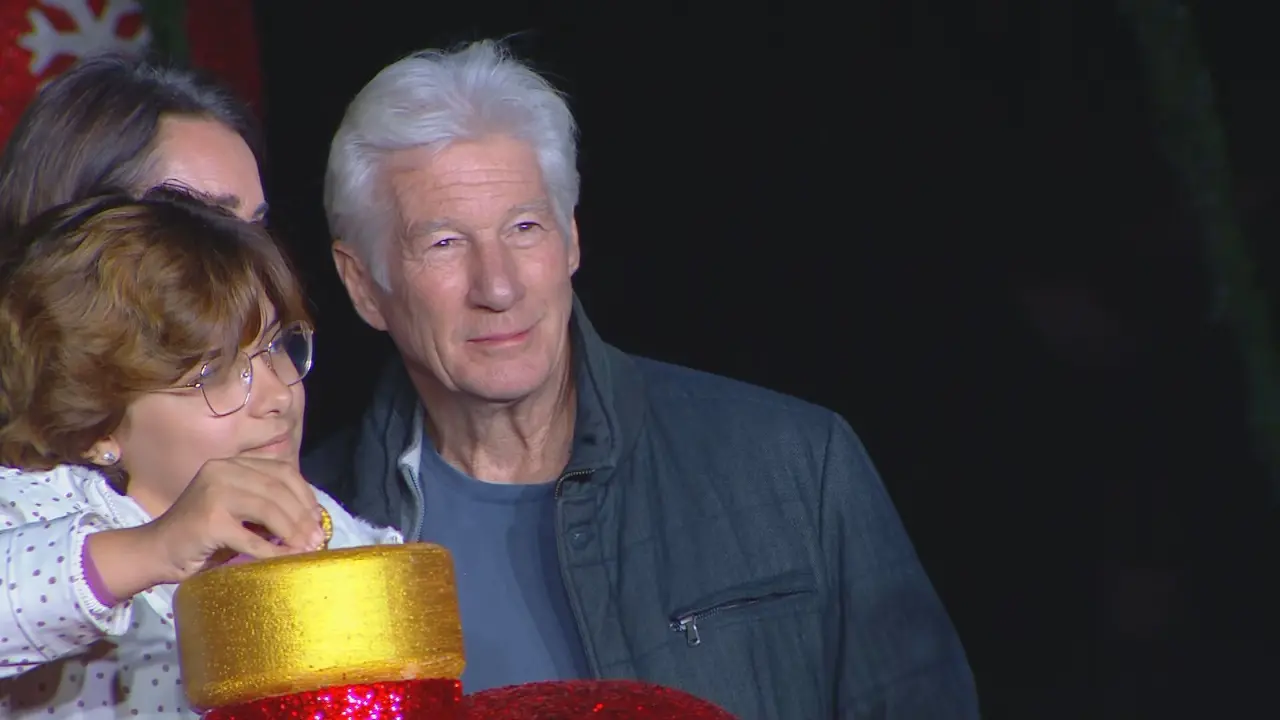 Richard Gere junto a una ni&ntilde;a de la Fundaci&oacute;n Aladina