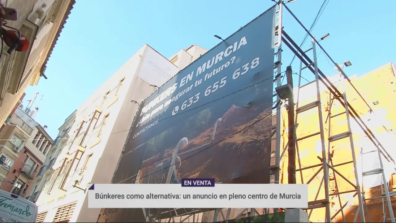 Cartel que ha sorprendido a los viandantes en el centro de Murcia (foto: La 7)
