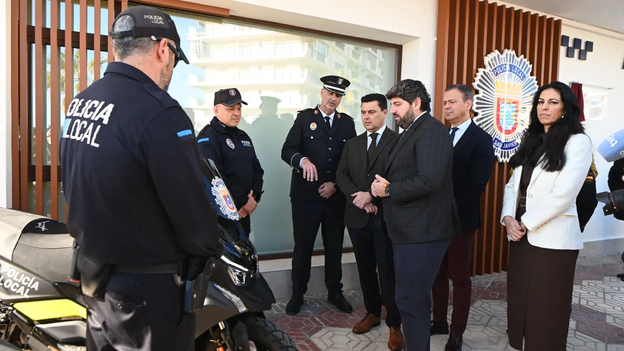 El presidente de la Comunidad, Fernando L&oacute;pez Miras, junto al alcalde de San Javier, Jos&eacute; Miguel Luego, en la nueva comisar&iacute;a de Polic&iacute;a Local de la Manga del Mar Menor
