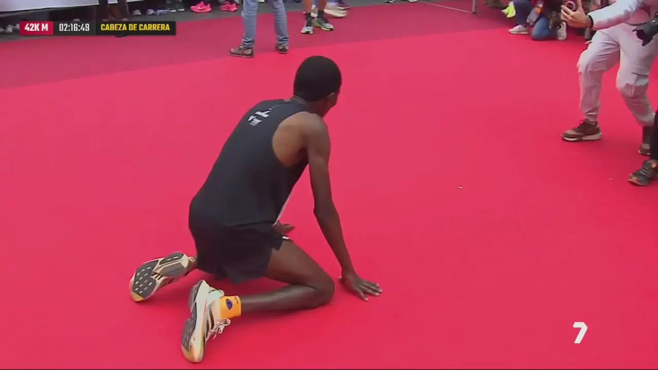 El campe&oacute;n de la TotalEnergies Marat&oacute;n Murcia Costa C&aacute;lida en la carrera de 42K, Peter Kariuki (foto: La 7)