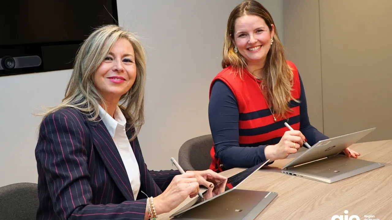 Olga Garc&iacute;a Saz (izq.) y Almudena Abell&aacute;n