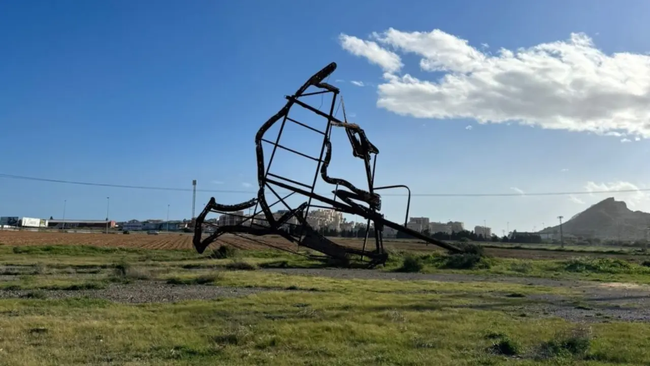 El viento derriba al camello de La Manga (foto: ROM Murcia)