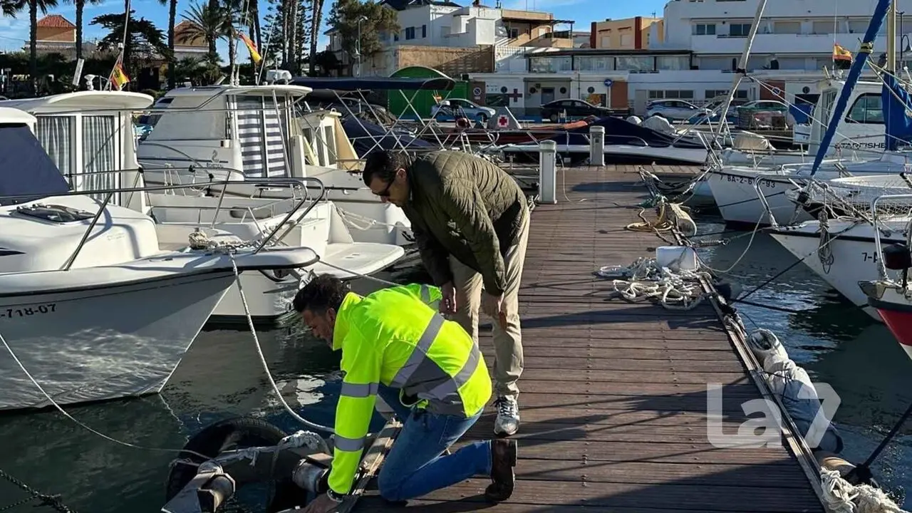 El director general de Litoral y Puertos, Pablo Mar&iacute;n, durante la revisi&oacute;n de los desperfectos provocados por el temporal en el puerto de Cabo de Palos, el pasado mes de febrero.