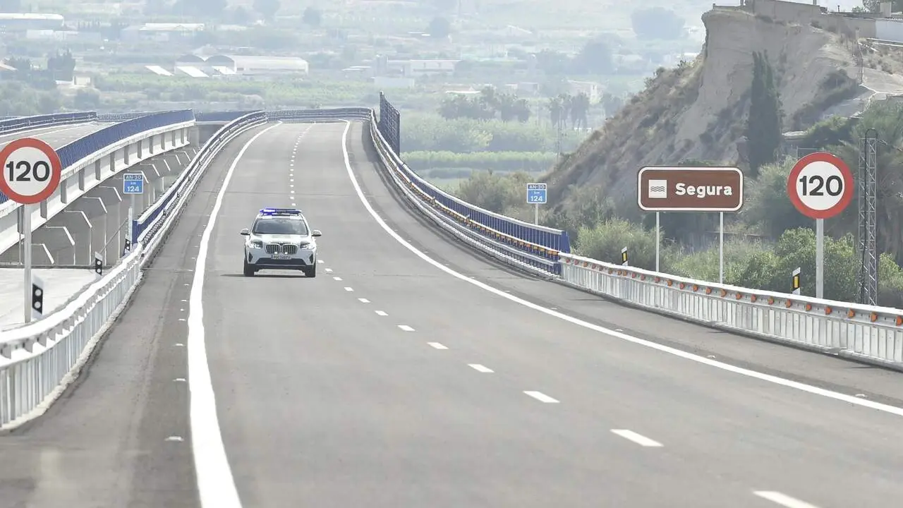 Archivo - Un coche de policia, durante la puesta en servicio de los tramos A y B del Arco Noroeste de Murcia
- Javi Carri&oacute;n - Archivo