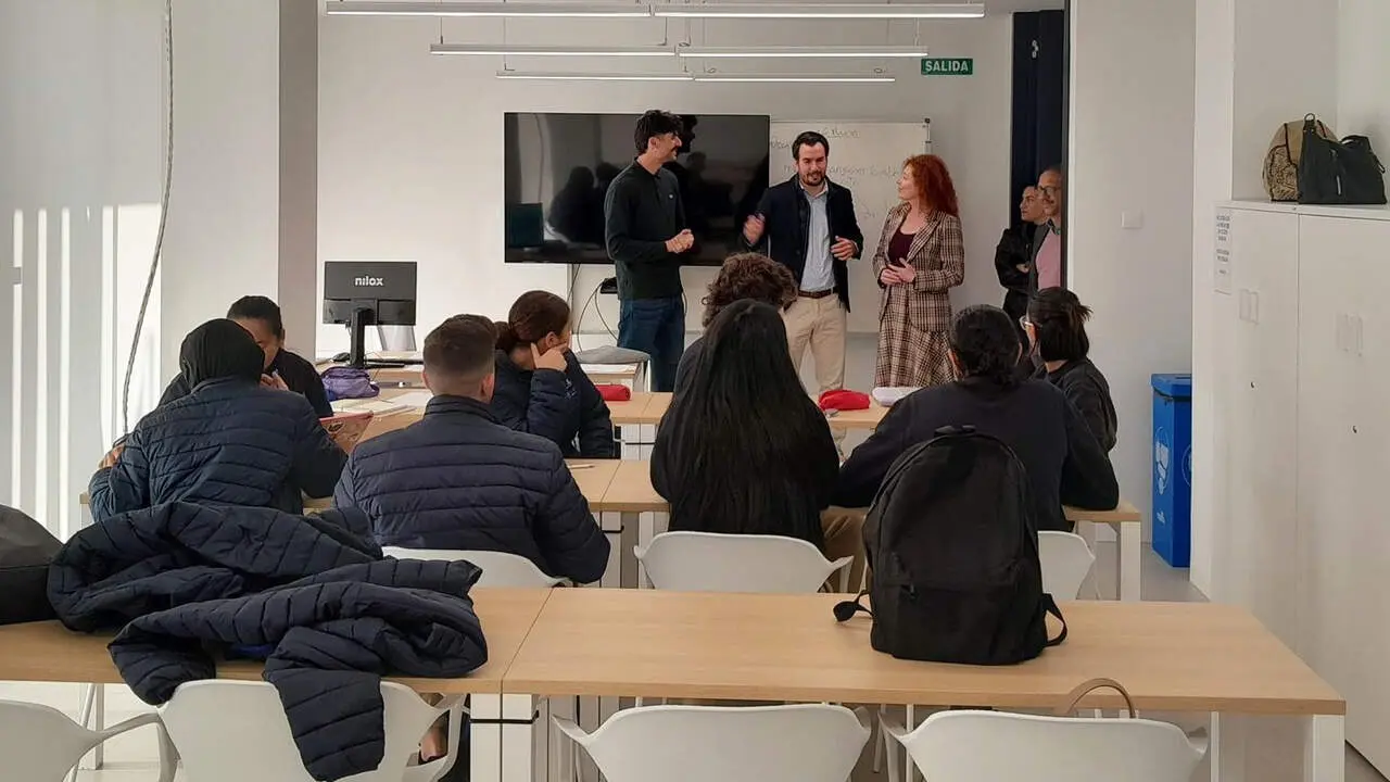 La directora general del SEF, Pilar Valero, durante una visita a alumnos.