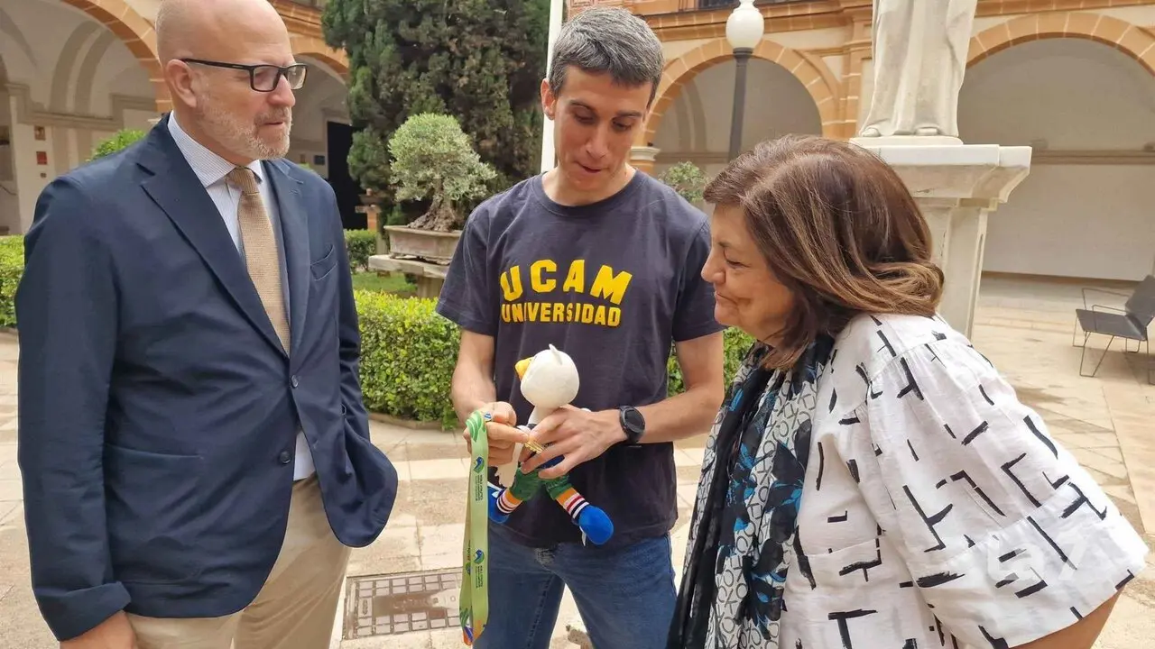 El atleta de Cuevas de Reyllo, primer hombre en ser campe&oacute;n del mundo en pista cubierta en 800 y 1.500 metros, as&iacute; se lo ha trasladado esta ma&ntilde;ana en Los Jer&oacute;nimos a la presidenta la Universidad Cat&oacute;lica de Murcia, en la que estudia el Grado en CAFD