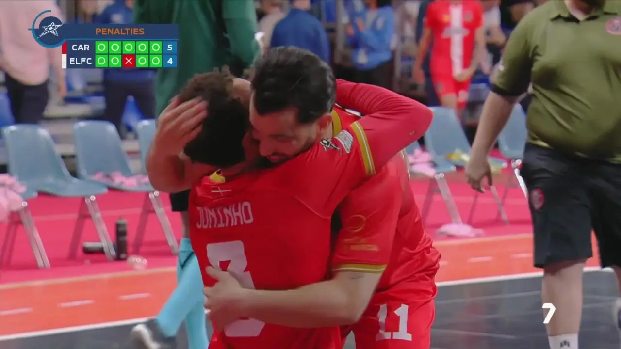 Los compa&ntilde;eros de Juninho van hacia &eacute;l tras conseguirse el tercer puesto en la Champions (foto: La 7)