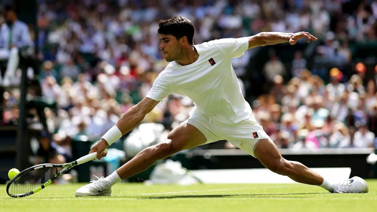 Alcaraz alcanza una bola en Wimbledon | Foto: ATP Tour