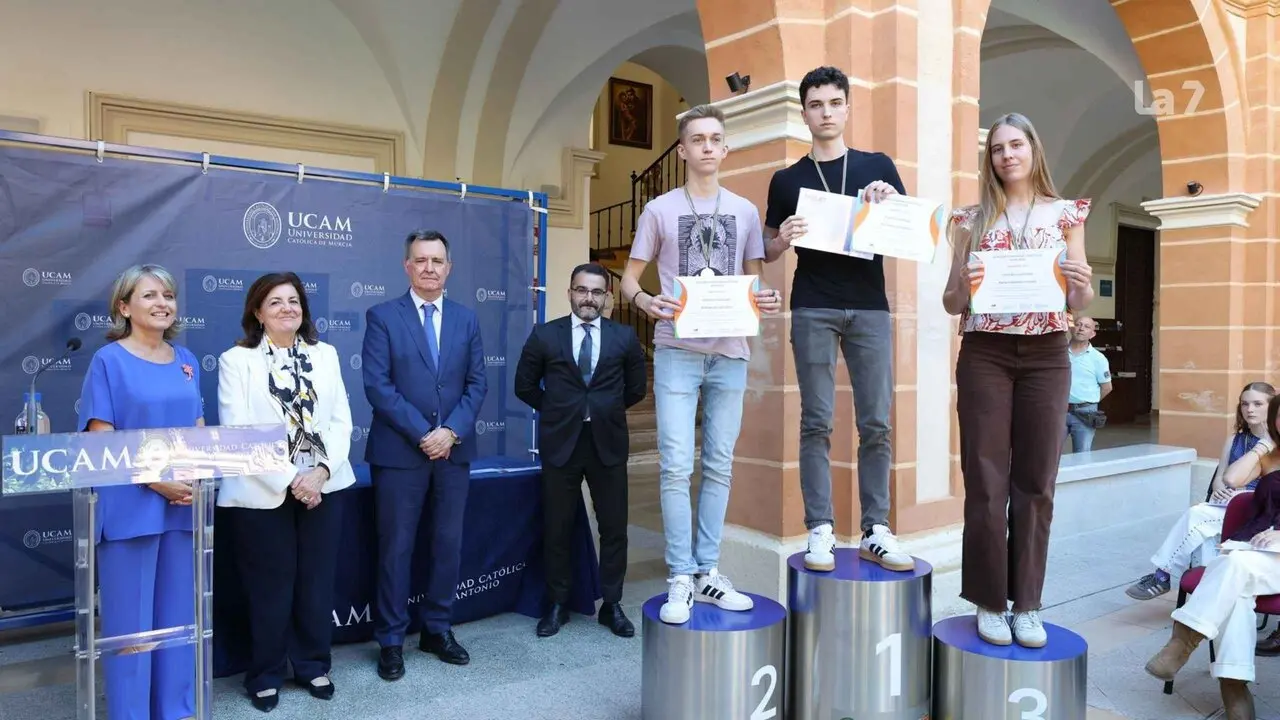 Los galardonados han recibido sus premios de la mano de la presidenta de la Universidad, Mar&iacute;a Dolores Garc&iacute;a; el director de la Fundaci&oacute;n S&eacute;neca, Antonio Gonz&aacute;lez, y la vicerrectora de Investigaci&oacute;n, Estrella N&uacute;&ntilde;ez