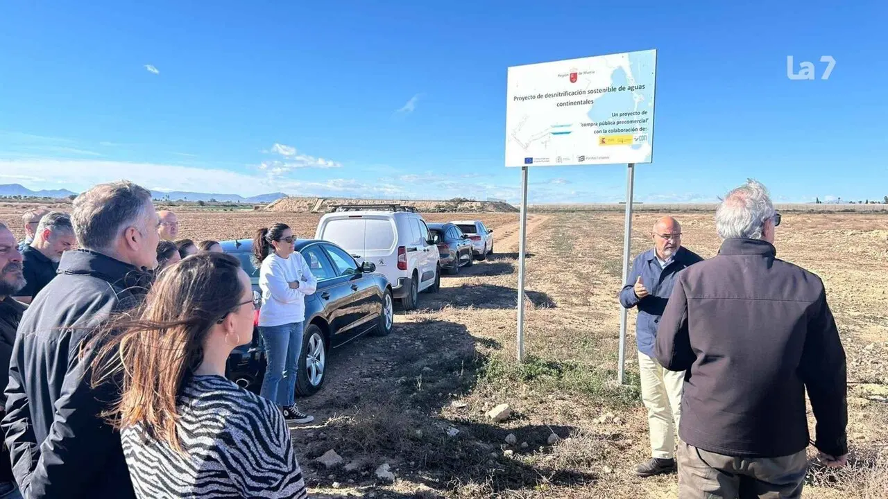 El director general del Mar Menor, V&iacute;ctor Serrano, en la parcela en la que se ubicar&aacute; el proyecto de desnitrificaci&oacute;n sostenible de aguas continentales (imagen de archivo).