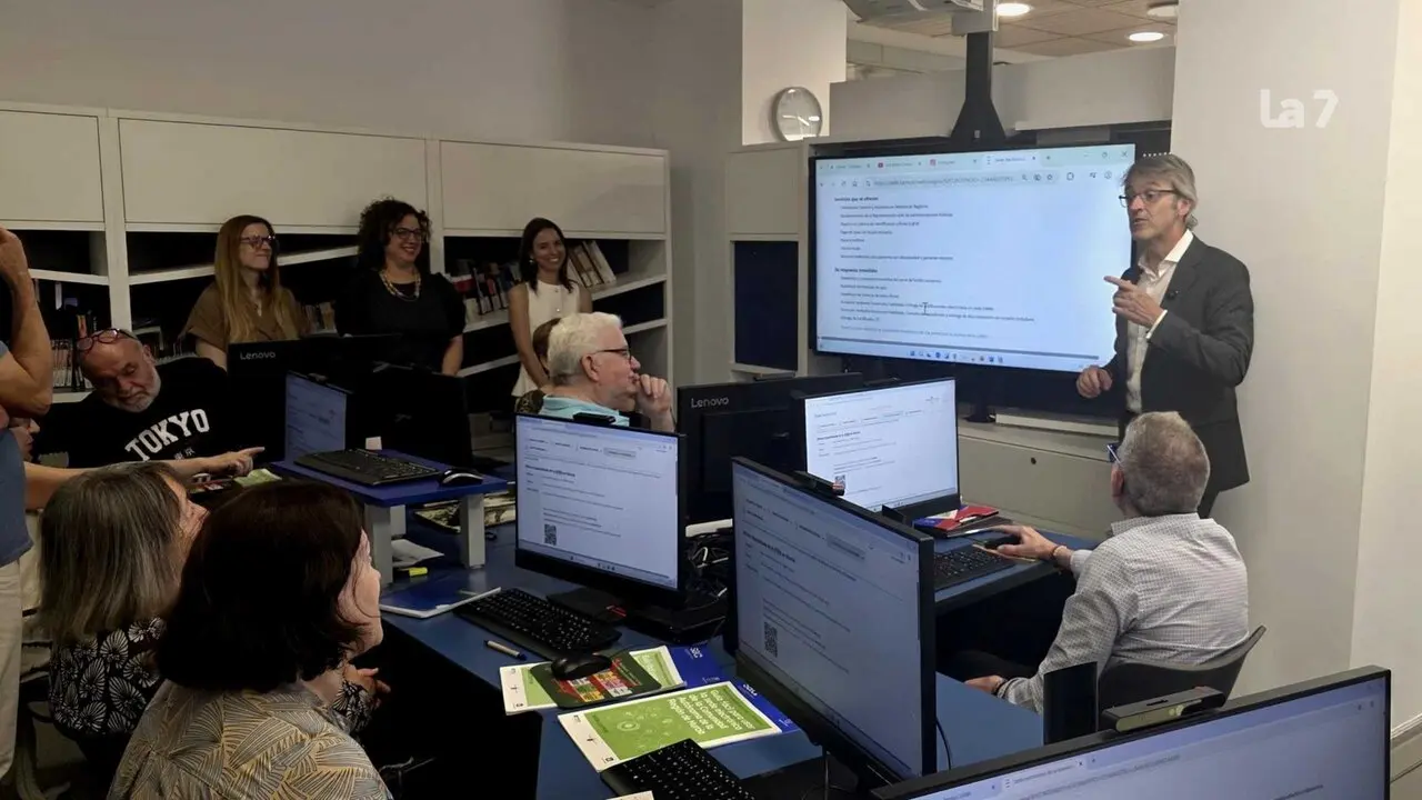 El consejero de Econom&iacute;a, Hacienda, Fondos Europeos y Transformaci&oacute;n Digital, Luis Alberto Mar&iacute;n, se dirige a los participantes en el taller de formaci&oacute;n digital para personas mayores