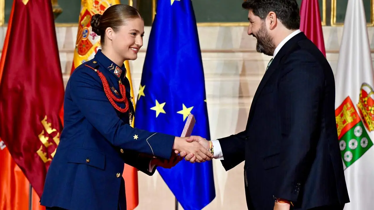 La princesa Leonor recibe la Medalla de Oro de la Regi&oacute;n de Murcia de manos del presidente Fernando L&oacute;pez Miras