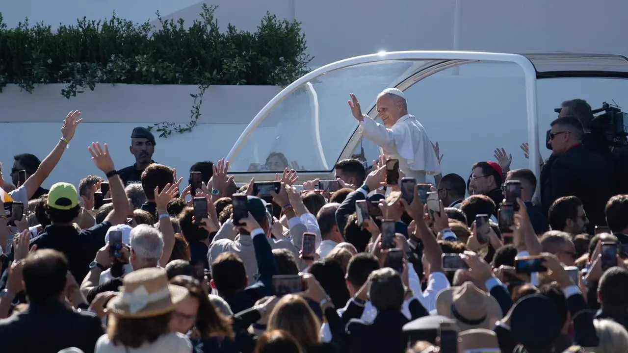 Le&oacute;n XIV llega a la plaza de Cibeles en Madrid en su papam&oacute;vil (foto: EP)