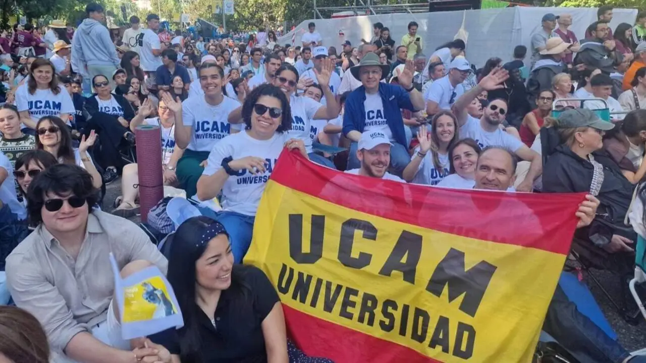 Un grupo de peregrinos de la UCAM han participado en la vigilia de j&oacute;venes en la plaza de Lima y en la Misa del Corpus presididas por el papa en Madrid (foto: EP)