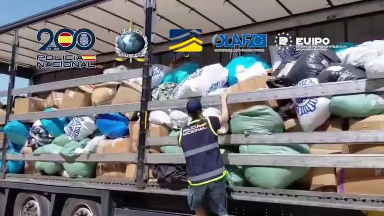 95 detenidos tras intervenir m&aacute;s de 66 toneladas de equipaciones de f&uacute;tbol falsificadas