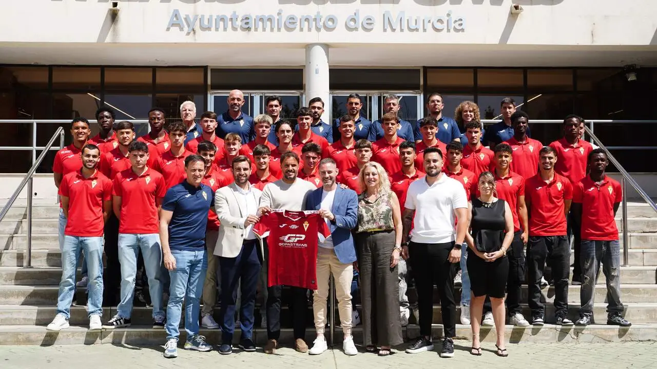 El Ayuntamiento de Murcia recibe al Real Murcia Imperial despu&eacute;s del hist&oacute;rico ascenso.