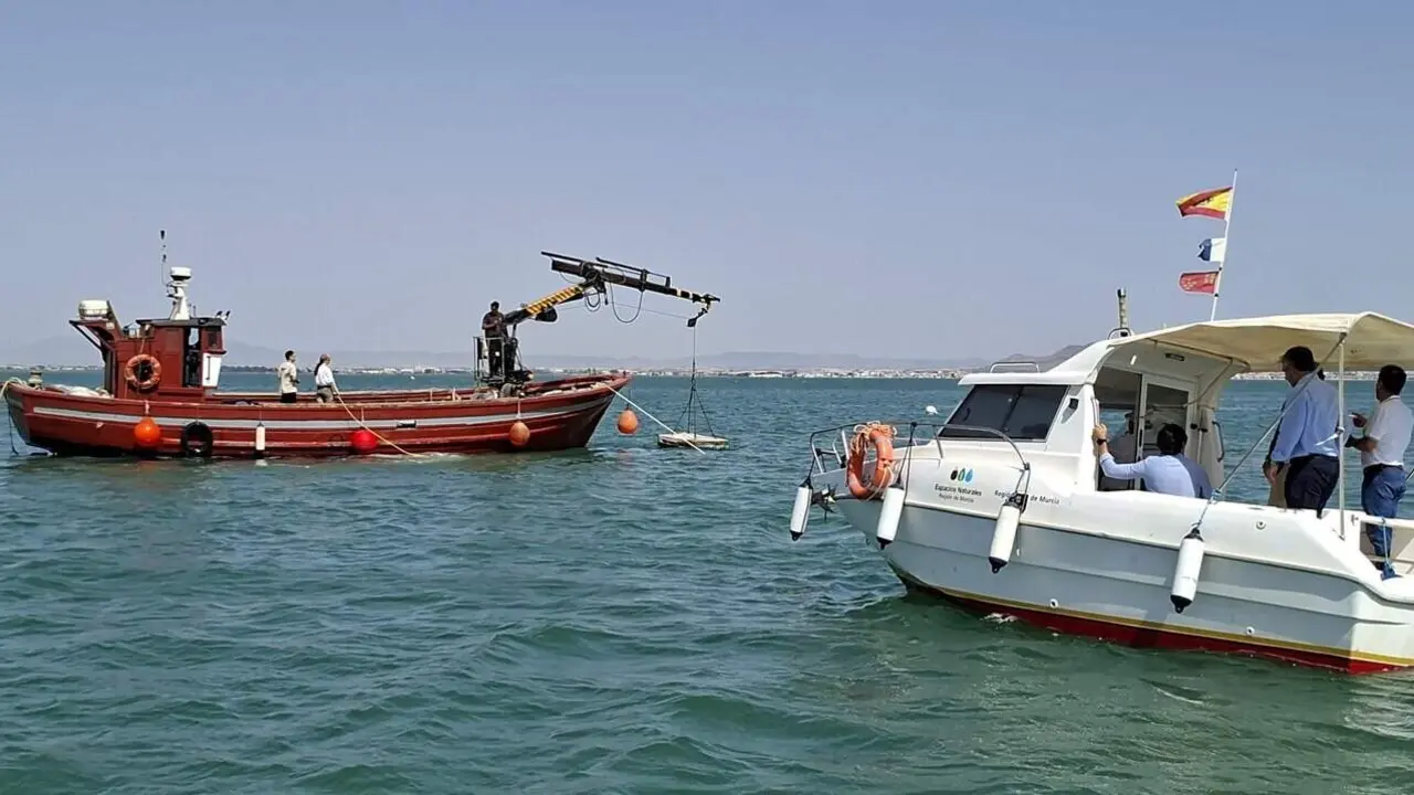 El consejero de Medio Ambiente, Industria, Universidades, Investigaci&oacute;n y Mar Menor, Juan Mar&iacute;a V&aacute;zquez, durante su visita las actuaciones de instalaci&oacute;n de los fondeaderos ecol&oacute;gicos en el Mar Menor.