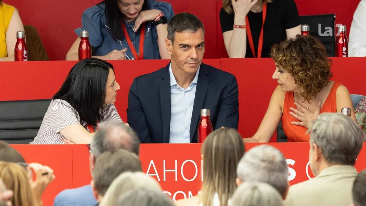 El presidente del Gobierno Pedro S&aacute;nchez, la vicesecretaria general, Mar&iacute;a Jes&uacute;s Montero (d), y la secretaria de organizaci&oacute;n, Rebeca Torr&oacute; Soler en el Comit&eacute; Federal en Ferraz.