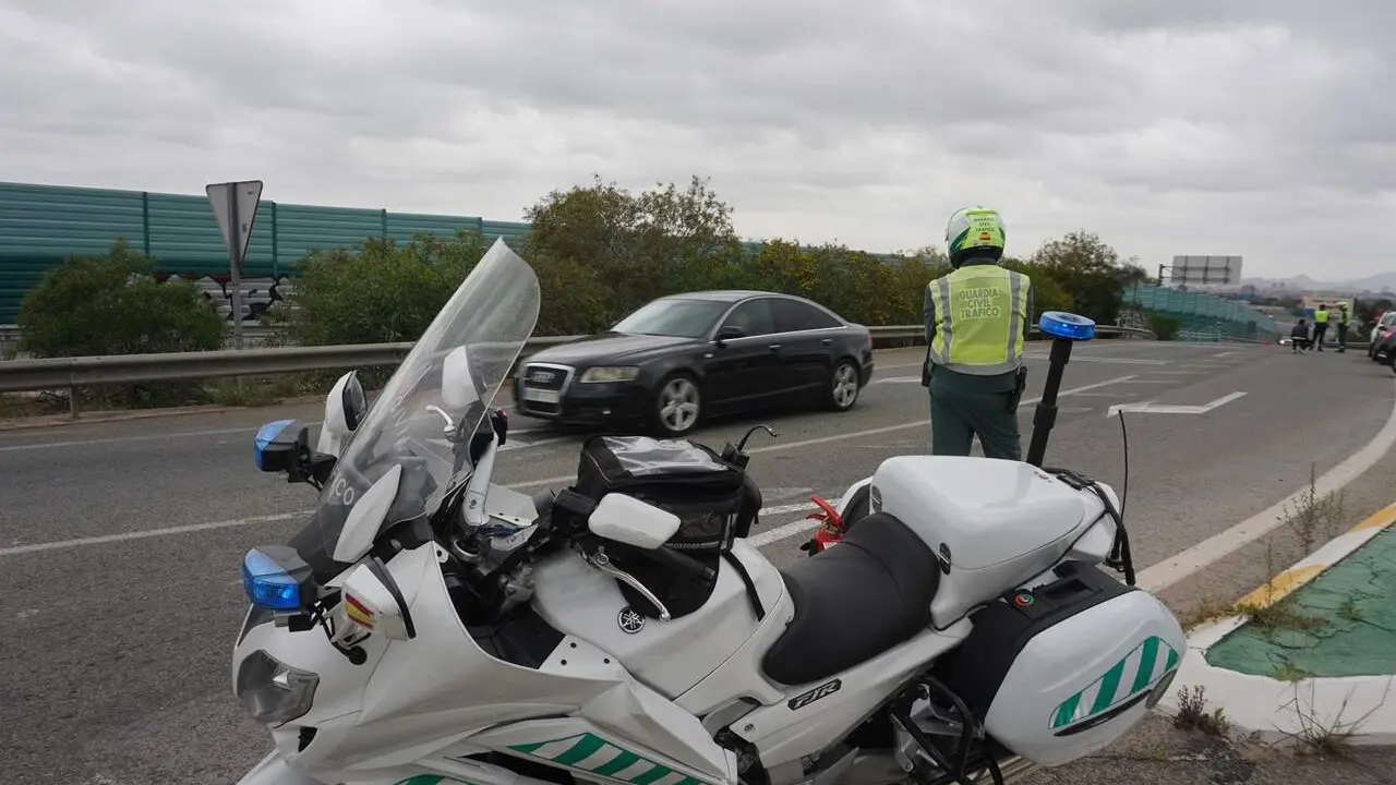 Im&aacute;genes de archivo de un agentes de la Guardia Civil de Tr&aacute;fico durante un control en una autov&iacute;a de la Regi&oacute;n (foto: Delegaci&oacute;n del Gobierno de Espa&ntilde;a en la Regi&oacute;n de Murcia)