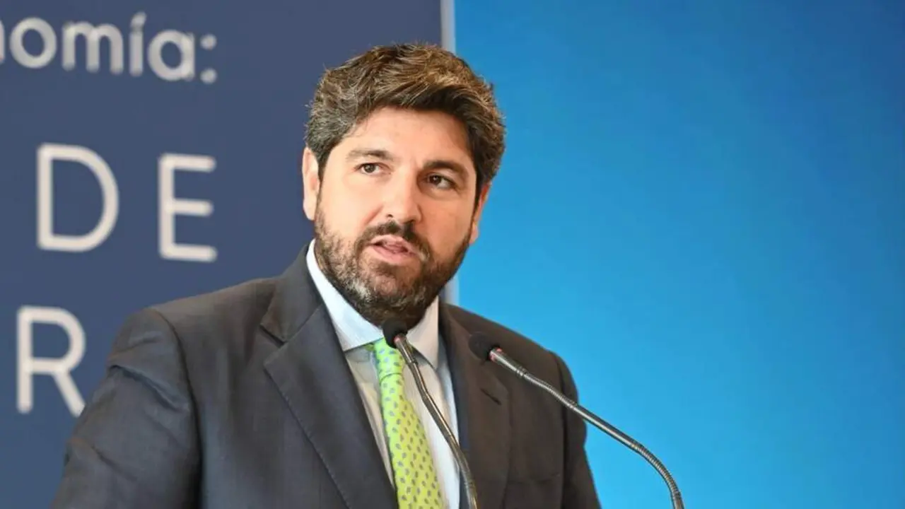 Fernando L&oacute;pez Miras, en  la Asamblea General de la Federaci&oacute;n Regional de Empresarios de la Construcci&oacute;n de Murcia (Frecom), celebrada en el marco del 50 aniversario de esta entidad (foto: Fernando L&oacute;pez Miras en X)