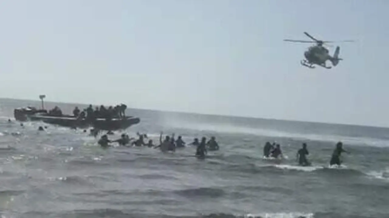 Una patera llega a la costa de &Aacute;guilas y desembarca en Cabo Cope ante la presencia de ba&ntilde;istas (foto: La 7)