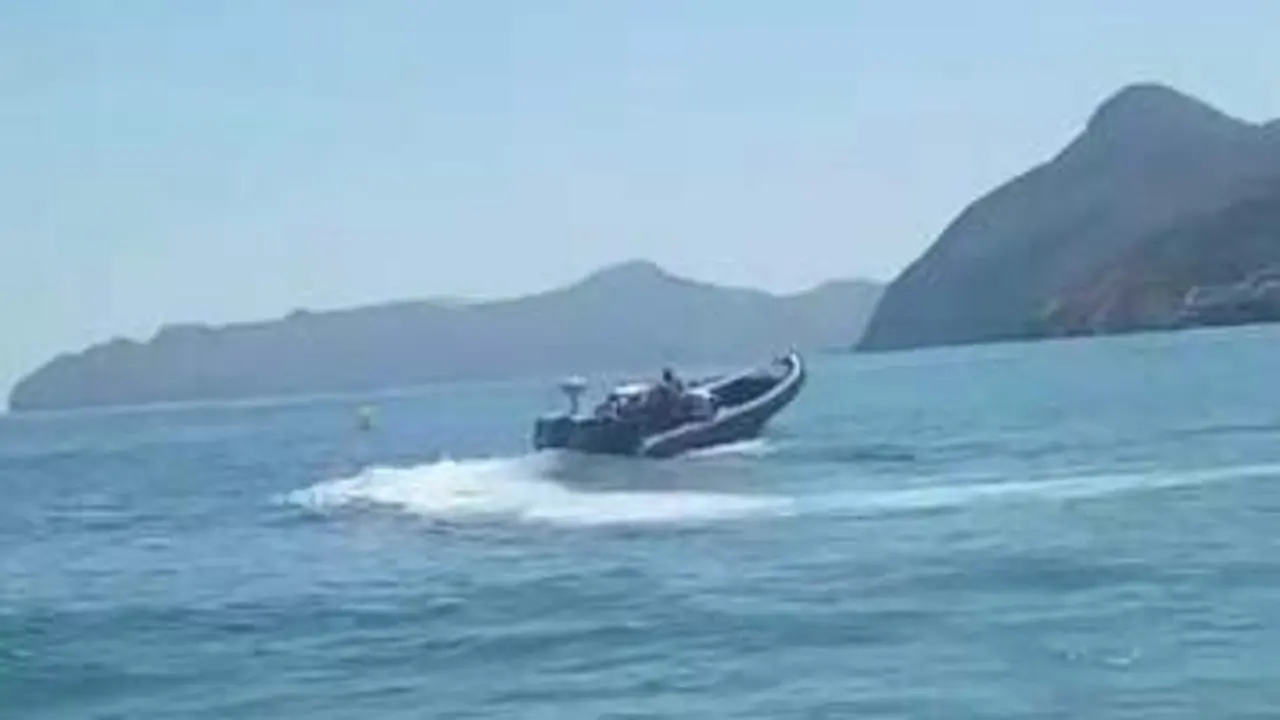 Ba&ntilde;istas graban el traslado de garrafas de combustible a una lancha en la playa de El Port&uacute;s, en Cartagena (foto: La 7)
