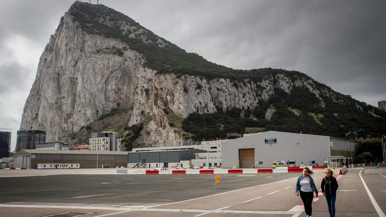 Peatones cruzando el asfalto en el aeropuerto internacional de Gibraltar