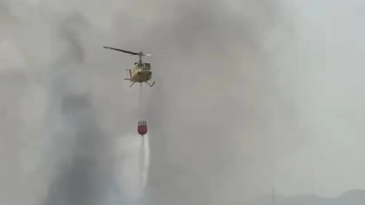 Medios a&eacute;reos trabajan en el incendio de matorral que ha obligado a desalojar varias viviendas en Cieza