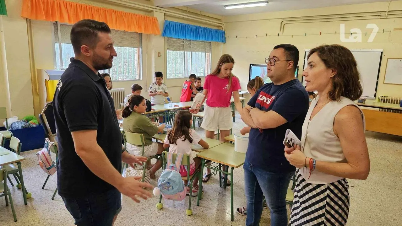 Los concejales de Igualdad de Oportunidades, M&oacute;nica S&aacute;nchez, y Juventud, Salvador L&oacute;pez, visitan el CRA Sierra de Mojantes de Archivel