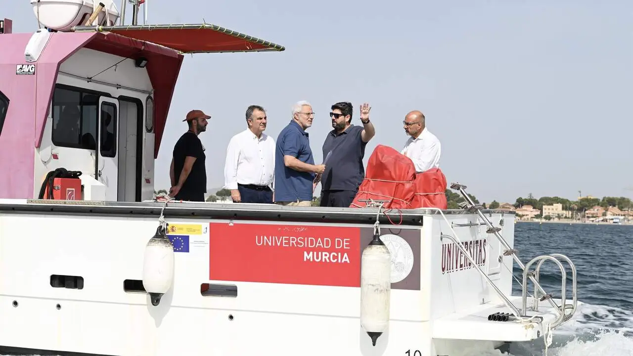 El presidente del Gobierno regional, Fernando L&oacute;pez Miras, particip&oacute; en una de las actuaciones de supervisi&oacute;n del estado del Mar Menor, acompa&ntilde;ando a cient&iacute;ficos, t&eacute;cnicos e investigadores
- CARM