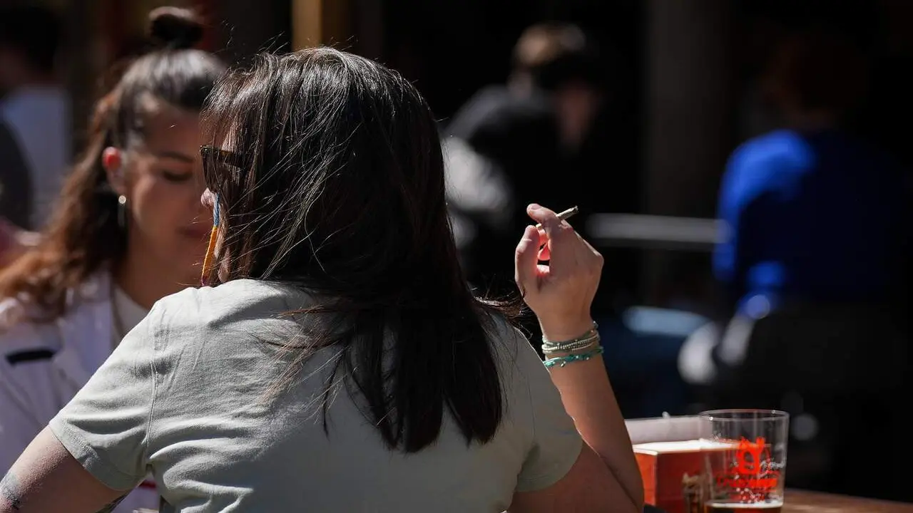 Una persona fumando en una terraza (foto: EP)