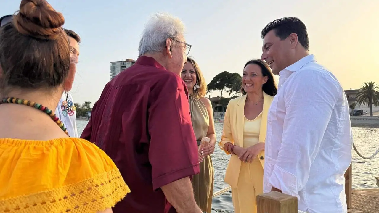 La consejera de Turismo, Cultura y Deportes, Carmen Conesa, junto al alcalde de San Javier, Jos&eacute; Miguel Luengo, durante la inauguraci&oacute;n del nuevo balneario
- CARM