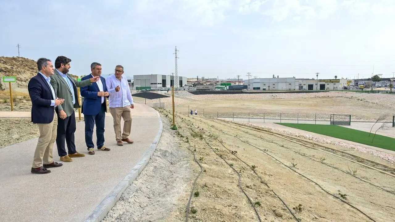 El presidente de la Comunidad, Fernando L&oacute;pez Miras, inaugura el Parque Inundable de Lorqu&iacute;, en la explicaci&oacute;n de la obra acometida y durante la visita a la infraestructura. | Foto: CARM