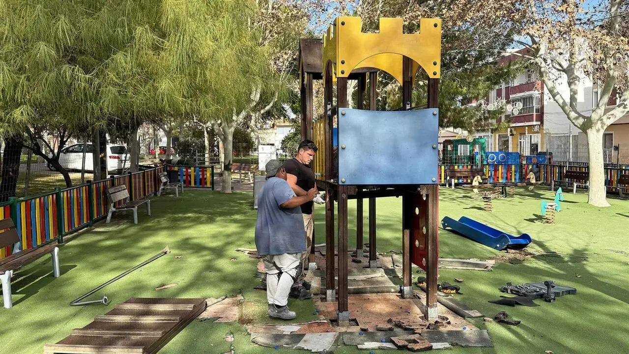 Zona de juegos del Parque de la Constituci&oacute;n de Las Torres de Cotillas