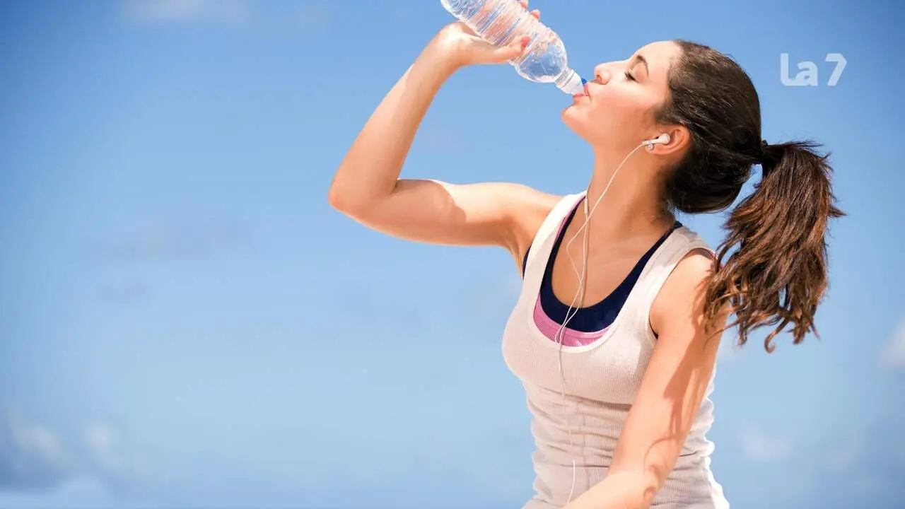 Mujer bebiendo agua