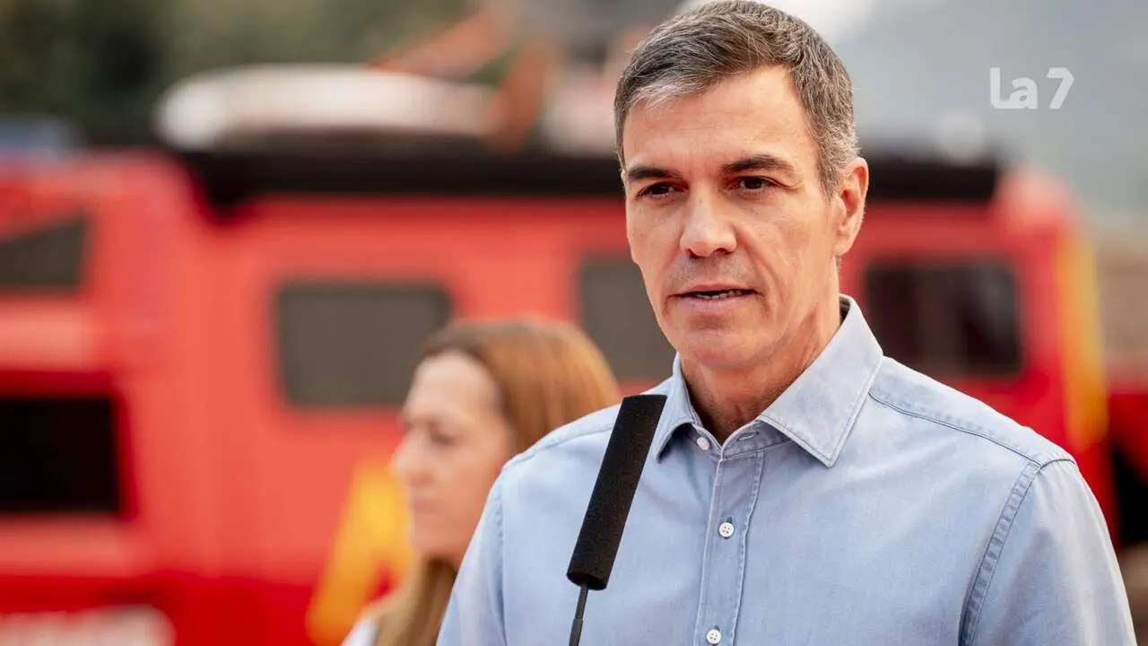 El presidente del Gobierno, Pedro S&aacute;nchez, en el Puesto de Mando Avanzado de la zona afectada por los incendios forestales de la sierra oeste, a 25 de julio de 2026, en Cenicientos, Madrid (Espa&ntilde;a). S&aacute;nchez visita el PMA y asiste a la reuni&oacute;n del Comit&eacute; E