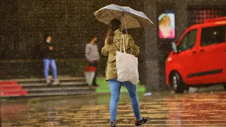 Una persona camina por el centro de la capital en una jornada marcada por las lluvias y la bajada de temperaturas (Foto: Jes&uacute;s Hell&iacute;n/Europa Press)