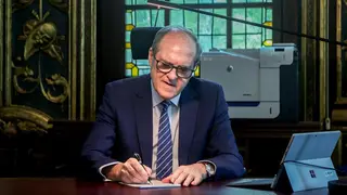 El defensor del Pueblo de Espa&ntilde;a, &Aacute;ngel Gabilondo, en su mesa de trabajo. FOTO: EUROPA PRESS