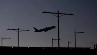 Avi&oacute;n despegando del Aeropuerto de Barcelona-El Prat (foto: Europa Press)