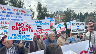 Los regantes se manifiestan junto a la Moncloa (foto: La 7)