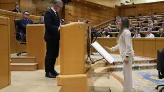 El presidente del Senado, Ander Gil, toma juramento a M&oacute;nica Azor&iacute;n (Foto: Senado)