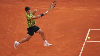 Carlos Alcaraz devuelve un golpe en la final del Mutua Madrid Open