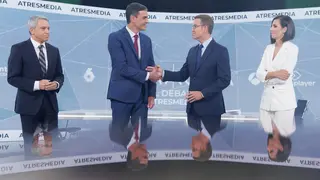 El presidente del Gobierno y candidato del PSOE a la reelecci&oacute;n, Pedro S&aacute;nchez (2i), y el candidato del PP a la presidencia, Alberto N&uacute;&ntilde;ez Feij&oacute;o (2d), y los presentadores Ana Pastor (d) y Vicente Vall&eacute;s (i) antes del programa 'Cara a Cara. El Debate', - Eduardo Parra - Europa Press