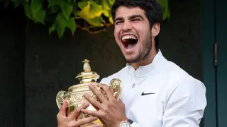 Carlos Alcaraz, con la copa de campe&oacute;n de Wimbledon
