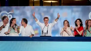 Alberto N&uacute;&ntilde;ez Feij&oacute;o, con otros dirigentes populares, en el balc&oacute;n de G&eacute;nova