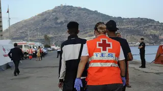 Cruz Roja atiende a inmigrantes llegados en patera, en una imagen de archivo