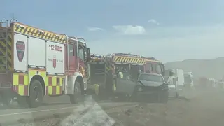 Imagen de la intervenci&oacute;n de los bomberos en un accidente que se ha producido en la ma&ntilde;ana de este jueves en la RM-424, a la altura de Yecla (foto: La 7)