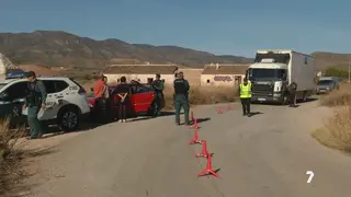 Control de la Guardia Civil situado en uno de los acceso a la 'rave' ilegal de Fuente &Aacute;lamo (foto: La 7)