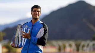 Carlos Alcaraz posa con el trofeo de Indian Wells